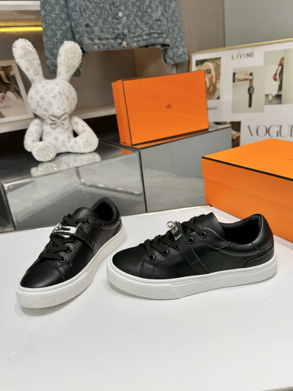 Men's Men's Shoes💰620❤️❤️❤️HERMES 2021 latest Kelly buckle white sneakers are online! The highest version on the market! Purchasing level quality! The H family rarely produces flat casual shoes, and they are styled with classic palladium-plated Kelly shoe buckles! Create a fashionable urban look that perfectly embodies the noble and elegant style of Hermès! Material selection: Fabric imported cowhide, lining + foot pads imported sheepskin, original molded TPU outsole, heavy gold molded kelly buckle full of texture Size: Female: 35-41 (41 is not returnable) Male: 39-45 (45 is not returnable)